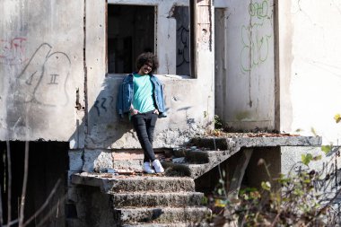 Terk Edilmiş Ev 'de Afro Saçlı Genç Bir Adamın Portresi