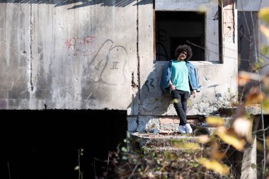 Terk Edilmiş Ev 'de Afro Saçlı Genç Bir Adamın Portresi