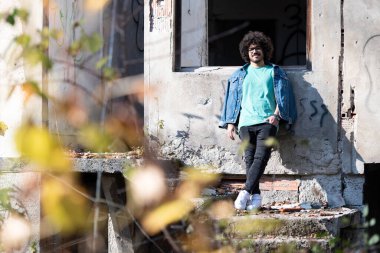 Harabelerin Arkaplanındaki Tarz Arap Sakallı Afro Adam 'ın Portresi Yıkılmış Ev