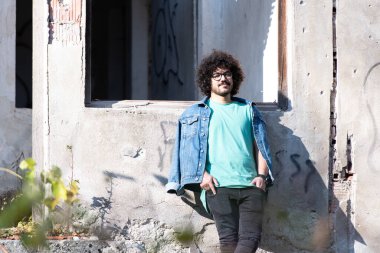 Harabelerin Arkaplanındaki Tarz Arap Sakallı Afro Adam 'ın Portresi Yıkılmış Ev