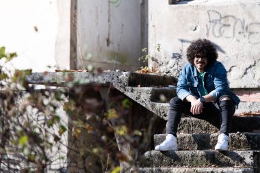 Harabelerin Arkaplanındaki Tarz Arap Sakallı Afro Adam 'ın Portresi Yıkılmış Ev