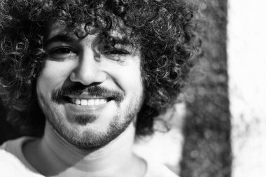 Dışarıdaki Graffiti Duvarında Tarz Arap Sakallı Afro Adamın Portresi