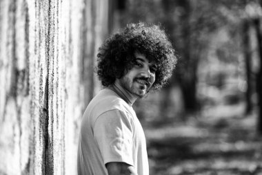 Dışarıdaki Graffiti Duvarında Afro Saçlı Genç Bir Adamın Portresi