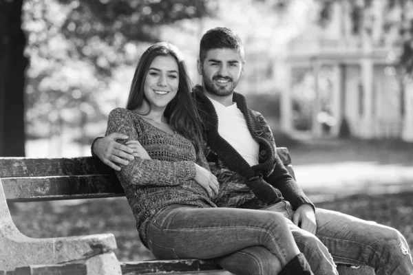 Jeune Couple Assis Sur Banc Dans Belle Journée Automne — Photo