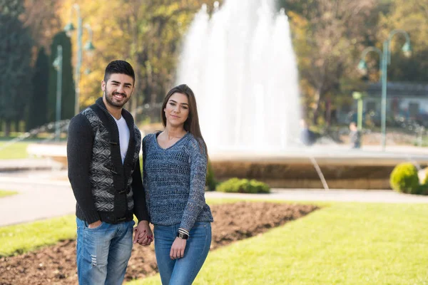 Portrait Heureux Jeune Couple Amoureux Dans Parc Automne Extérieur — Photo