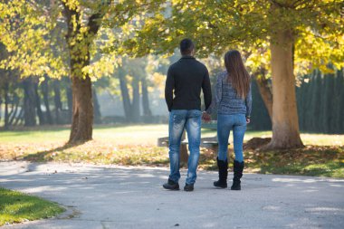 Sonbaharda Ormanda Dışarıda Ormanda Yürüyen Bir Çift