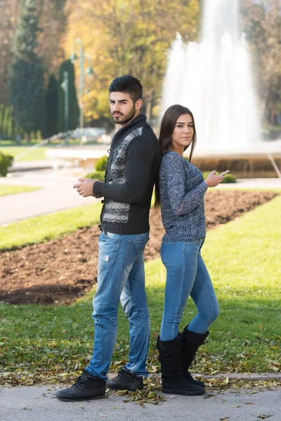 Casal Jovem Segurando Olhando Para Celular Telefone Inteligente Livre Parque — Fotografia de Stock