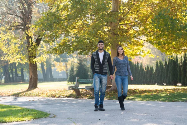 Couple Marchant Dans Forêt Travers Les Bois Extérieur Pendant Automne — Photo