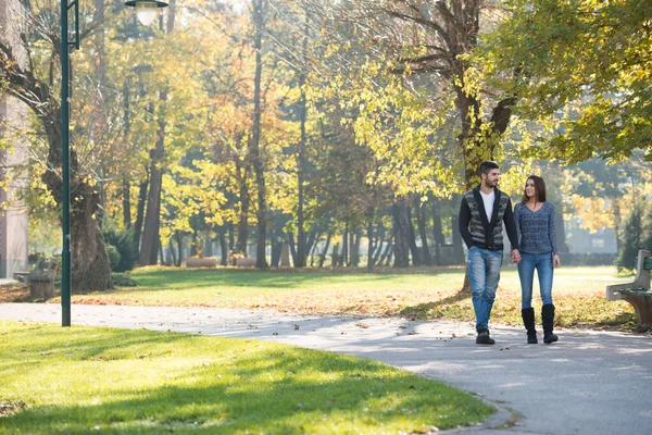 Coppia Che Cammina Nella Foresta Attraverso Boschi All Aperto Durante — Foto Stock