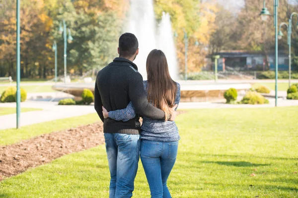 Portrait Beau Couple Profitant Chute Dans Parc Extérieur Pendant Automne — Photo