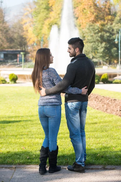 Portrait Beautiful Young Couple Relaxing Park — Stok fotoğraf