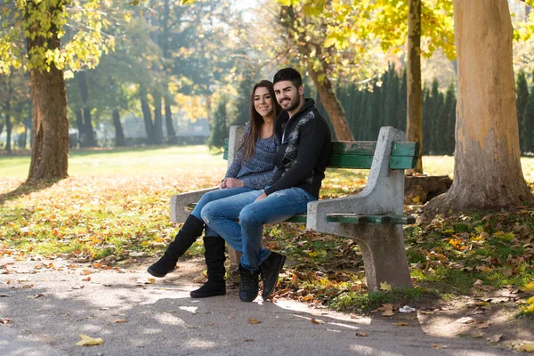 Jeune Couple Assis Sur Banc Dans Belle Journée Automne — Photo