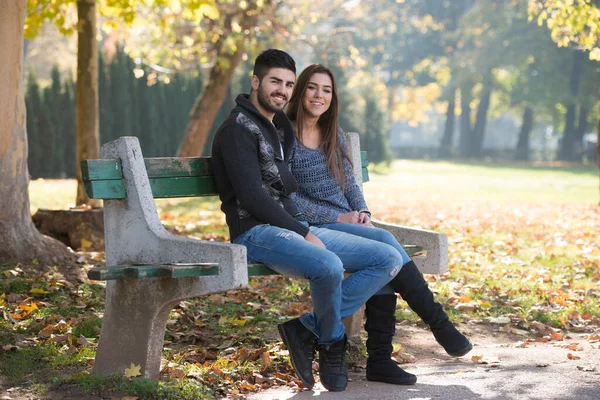 Young Couple Sitting Bench Beautiful Autumn Day — Stock Photo, Image