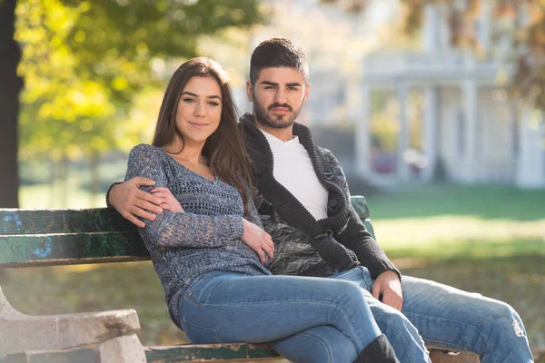 Jeune Couple Assis Sur Banc Dans Belle Journée Automne — Photo