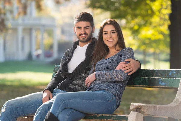 Young Couple Sitting Bench Beautiful Autumn Day — Stock Photo, Image