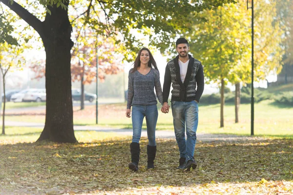 Couple Marchant Dans Forêt Travers Les Bois Extérieur Pendant Automne — Photo