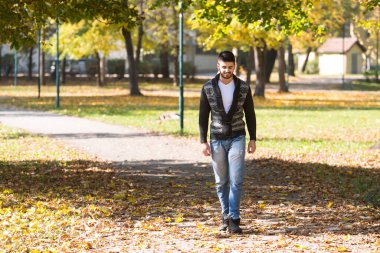 Genç Adam Sonbahar 'da Ormanda Dışarıdaki Ormanda Yürüyor