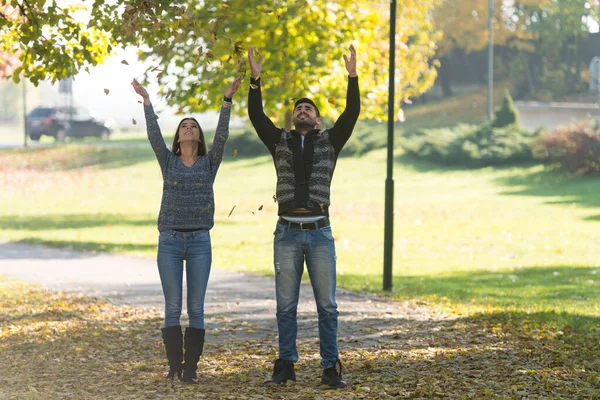 Portrait Beau Couple Profitant Chute Dans Parc Extérieur Pendant Automne — Photo