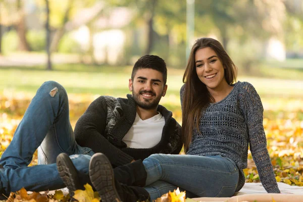 Pareja Joven Sentada Una Manta Hermoso Día Otoño —  Fotos de Stock