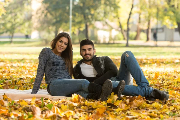 Jeune Couple Assis Sur Une Couverture Dans Belle Journée Automne — Photo