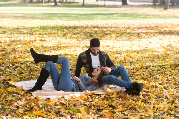 Junges Paar Sitzt Einem Schönen Herbsttag Auf Einer Decke — Stockfoto