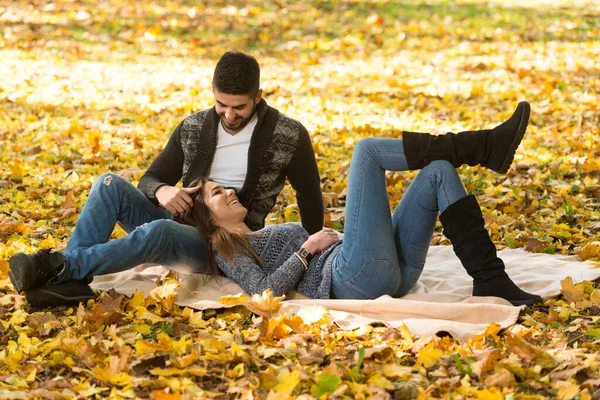 Young Couple Sitting Blanket Beautiful Autumn Day — Stock Photo, Image