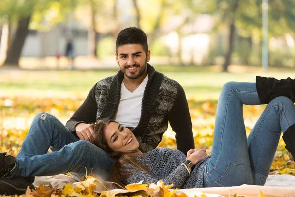 美しい秋の日にブランケットに座っている若いカップル — ストック写真