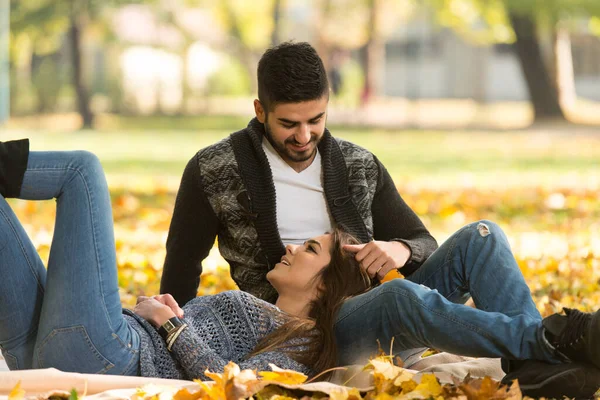 美しい秋の日にブランケットに座っている若いカップル — ストック写真