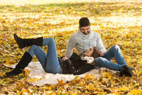 Giovane Coppia Seduta Una Coperta Nella Bella Giornata Autunno — Foto Stock