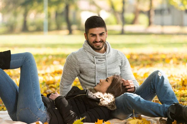 Pareja Joven Sentada Una Manta Hermoso Día Otoño —  Fotos de Stock