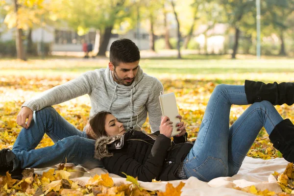 Young Couple Sitting Blanket Beautiful Autumn Day Using Digital Tablet — Stock Photo, Image