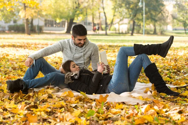 Young Couple Sitting Blanket Beautiful Autumn Day Using Digital Tablet — Stock Photo, Image