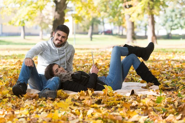 Casal Jovem Sentado Cobertor Belo Dia Outono Usando Música Digital — Fotografia de Stock