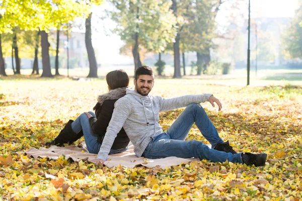 Pareja Joven Sentada Una Manta Hermoso Día Otoño —  Fotos de Stock