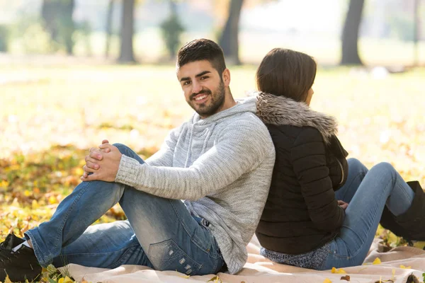 Junges Paar Sitzt Einem Schönen Herbsttag Auf Einer Decke — Stockfoto