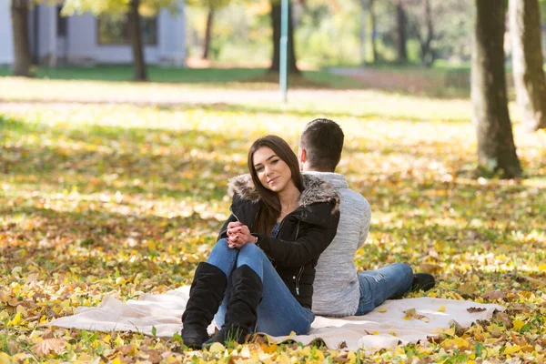 Jeune Couple Assis Sur Une Couverture Dans Belle Journée Automne — Photo