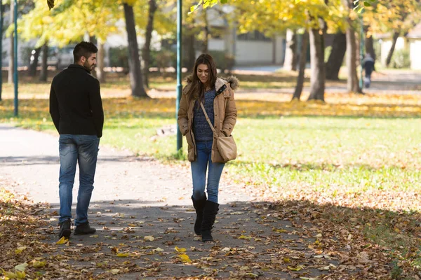 Giovane Ragazza Uomo Flyrting Piedi Uno Accanto All Altro Nella — Foto Stock