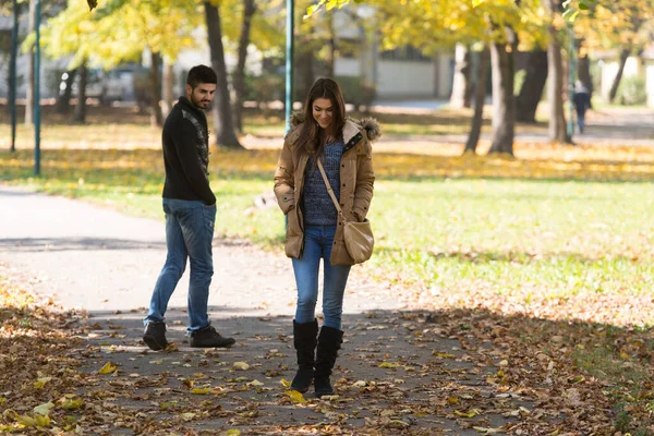 若い女の子と男が秋の間に外の森を通って森の中で互いに隣を歩く — ストック写真