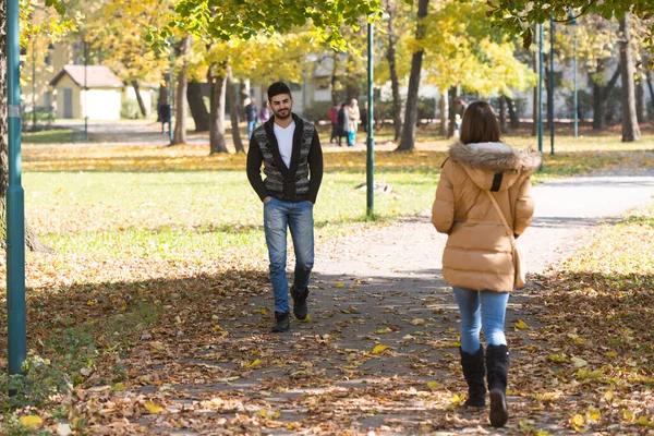 若い女の子と男が秋の間に外の森を通って森の中で互いに隣を歩く — ストック写真
