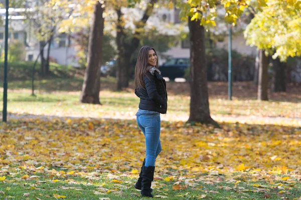 Jonge Vrouw Wandelen Het Bos Door Het Bos Buiten Tijdens — Stockfoto