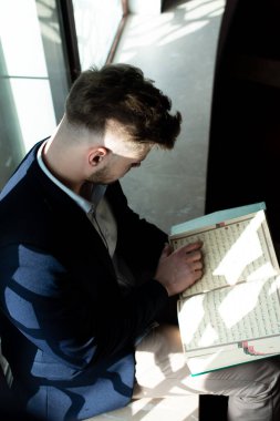 İşadamı Müslüman Camide Allah 'a Geleneksel Dua Ediyor