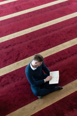 İşadamı Müslüman Camide Allah 'a Geleneksel Dua Ediyor