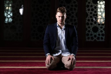 Allah 'a mescitlerde dua eden çekici bir adam.