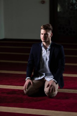 Allah 'a mescitlerde dua eden çekici bir adam.