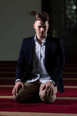 Allah 'a mescitlerde dua eden çekici bir adam.