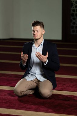 Allah 'a mescitlerde dua eden çekici bir adam.