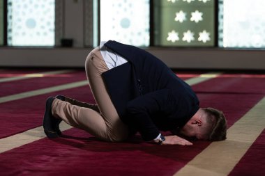 Allah 'a mescitlerde dua eden çekici bir adam.