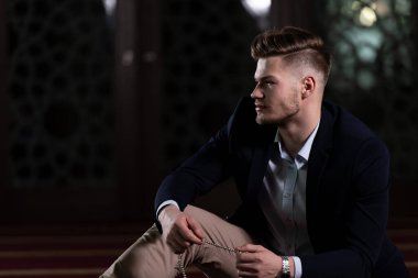 Allah 'a mescitlerde dua eden çekici bir adam.