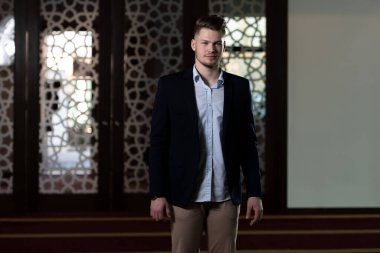 Allah 'a mescitlerde dua eden çekici bir adam.