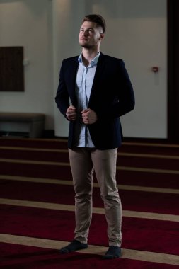 Allah 'a mescitlerde dua eden çekici bir adam.